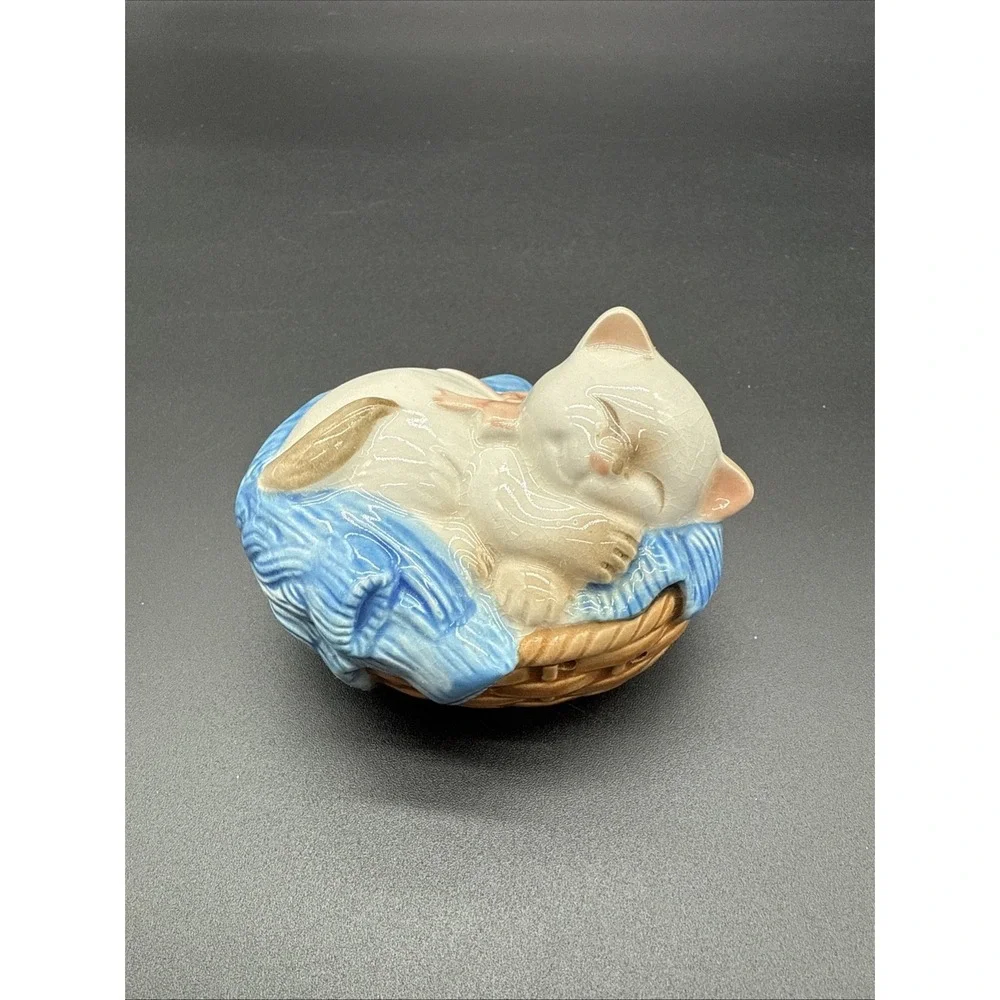1983 AVON Ceramic Sleeping Siamese Kitty Cat in Basket potpourri Holder Figurine
